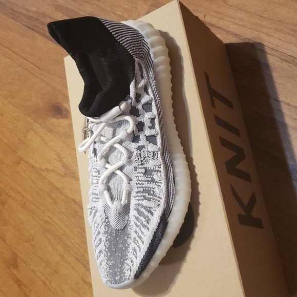 Yeezy Boost 350 V2 - Picture 3 of 6